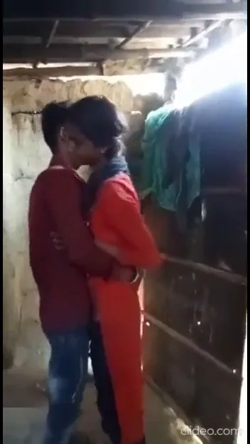 गरीब देहाती प्रेमी जोड़े ने झोपड़ी में किया जोरदार चुदाई किसिंग रोमांस हिंदी बीएफ वीडियो — screenshot 3