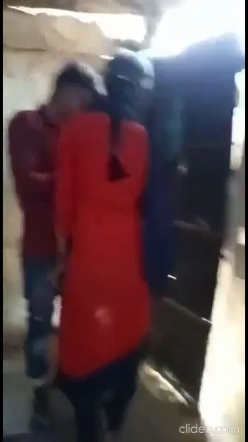 गरीब देहाती प्रेमी जोड़े ने झोपड़ी में किया जोरदार चुदाई किसिंग रोमांस हिंदी बीएफ वीडियो — screenshot 4