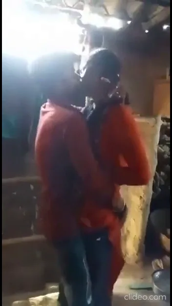 गरीब देहाती प्रेमी जोड़े ने झोपड़ी में किया जोरदार चुदाई किसिंग रोमांस हिंदी बीएफ वीडियो — screenshot 5