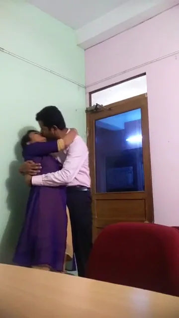 पायजामा उतार कर सुपरवाइजर का लण्ड लिया बुर में वीडियो — screenshot 1