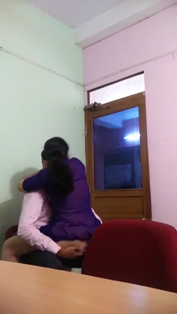पायजामा उतार कर सुपरवाइजर का लण्ड लिया बुर में वीडियो — screenshot 2