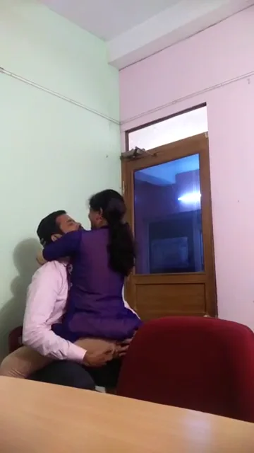 पायजामा उतार कर सुपरवाइजर का लण्ड लिया बुर में वीडियो — screenshot 3