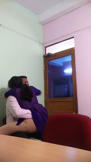 पायजामा उतार कर सुपरवाइजर का लण्ड लिया बुर में वीडियो — screenshot 4