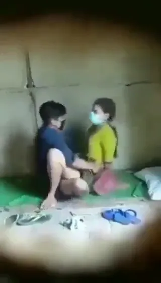 त्रिपुरा लवर्स की दीवार छेद से चुपके चुदाई फिल्माई देसी बीएफ — screenshot 4