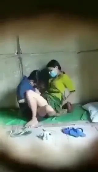 त्रिपुरा लवर्स की दीवार छेद से चुपके चुदाई फिल्माई देसी बीएफ — screenshot 5