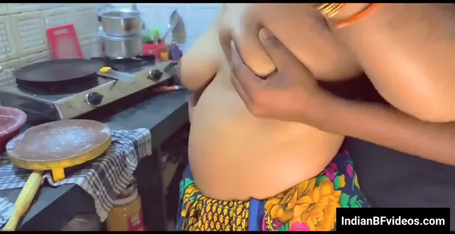 रोटियां बेलती चाची के बड़े बूब्स भतीजे ने जोर से दबाए और चोदा देसी बीएफ — screenshot 3