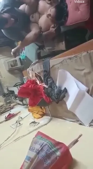 कपड़े सिलवाने आई आंटी की चूत चुदाई देसी MMS ब्लू फिल्म — screenshot 1