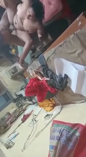 कपड़े सिलवाने आई आंटी की चूत चुदाई देसी MMS ब्लू फिल्म — screenshot 3