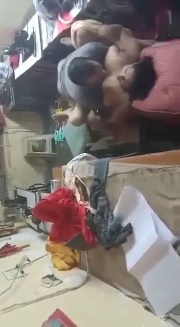 कपड़े सिलवाने आई आंटी की चूत चुदाई देसी MMS ब्लू फिल्म — screenshot 4