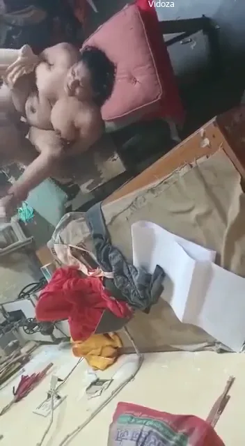 कपड़े सिलवाने आई आंटी की चूत चुदाई देसी MMS ब्लू फिल्म — screenshot 5