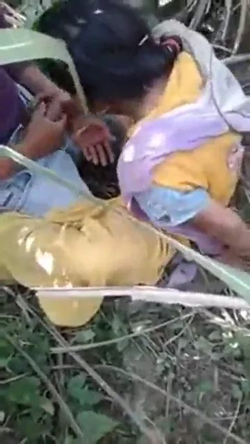विलेज रंडी को दो लंड से एक साथ चोदा गांव चुदाई वीडियो — screenshot 1