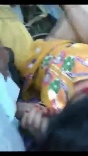 विलेज रंडी को दो लंड से एक साथ चोदा गांव चुदाई वीडियो — screenshot 3