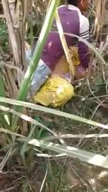 विलेज रंडी को दो लंड से एक साथ चोदा गांव चुदाई वीडियो — screenshot 7