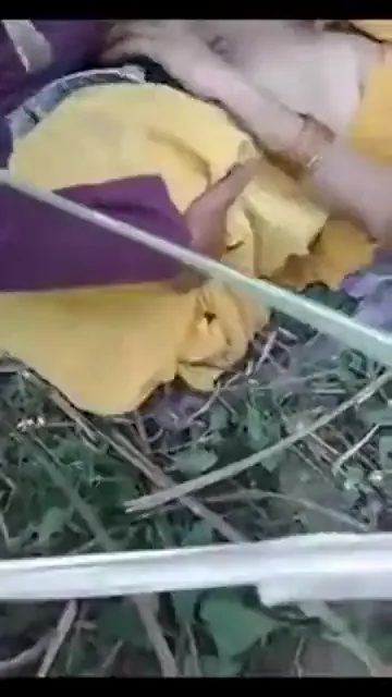 विलेज रंडी को दो लंड से एक साथ चोदा गांव चुदाई वीडियो — screenshot 10