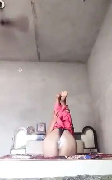 सेक्सी भाभी ने गांड हिला के न्यूड सेल्फी बनाई और चूत दिखाई हिंदी बीएफ — screenshot 5