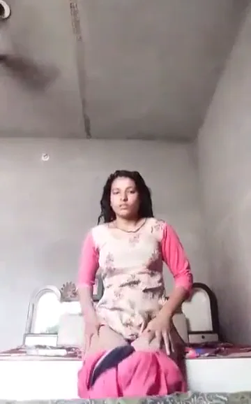 सेक्सी भाभी ने गांड हिला के न्यूड सेल्फी बनाई और चूत दिखाई हिंदी बीएफ — screenshot 6