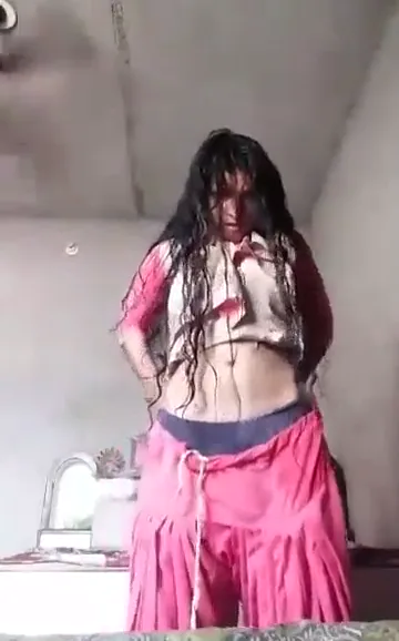 सेक्सी भाभी ने गांड हिला के न्यूड सेल्फी बनाई और चूत दिखाई हिंदी बीएफ — screenshot 10