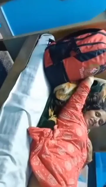 जांघें चौड़ी करके बेशर्म लड़की ने लंड लिया चूत में देसी चुदाई MMS वीडियो — screenshot 5
