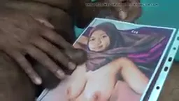 मॉडल की फोटो पर लंड घिसकर वीर्य निकालता हुआ लड़का देसी बीएफ वीडियो — screenshot 2