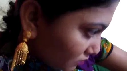 देसी वाइफ की मोटी चूची का वीडियो बनाकर पति ने चूत चुदाई का मजा लिया — screenshot 2