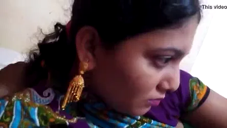 देसी वाइफ की मोटी चूची का वीडियो बनाकर पति ने चूत चुदाई का मजा लिया — screenshot 3