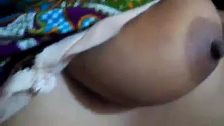 देसी वाइफ की मोटी चूची का वीडियो बनाकर पति ने चूत चुदाई का मजा लिया — screenshot 8
