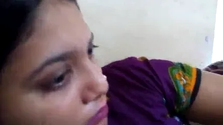 देसी वाइफ की मोटी चूची का वीडियो बनाकर पति ने चूत चुदाई का मजा लिया — screenshot 9