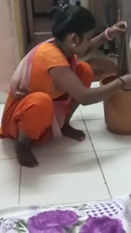 पोछा लगाती कामवाली की मोटी बूब्स वाली देसी चुदाई वाली वीडियो — screenshot 2