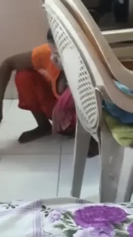 पोछा लगाती कामवाली की मोटी बूब्स वाली देसी चुदाई वाली वीडियो — screenshot 3