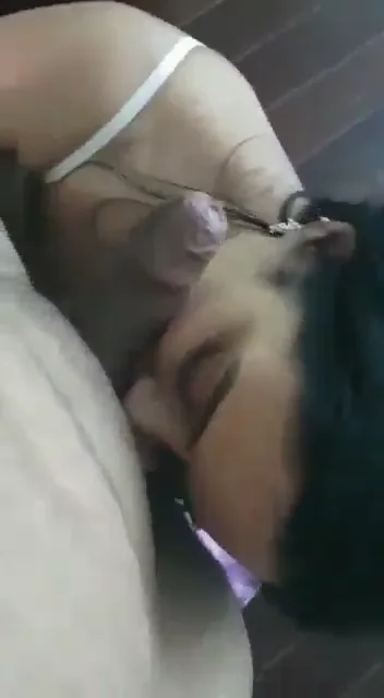 हॉट इंडियन वाइफ ने पति का आंड चूसकर ब्लोजॉब दिया देसी बीएफ वीडियो — screenshot 3