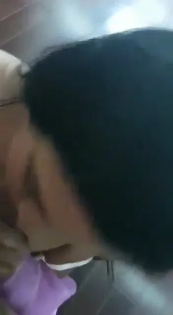 हॉट इंडियन वाइफ ने पति का आंड चूसकर ब्लोजॉब दिया देसी बीएफ वीडियो — screenshot 4