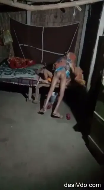 रात को सोते वक्त ससुर बहू की देहाती चुदाई गांव की ब्लू फिल्म हिंदी बीएफ वीडियो — screenshot 5