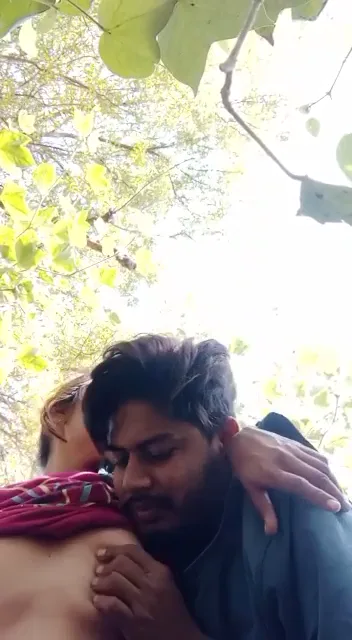 हॉट मुस्लिम गर्ल ने पब्लिक पार्क में बूब्स दबाए देसी सेक्स वाली हिंदी ब्लू फिल्म — screenshot 1