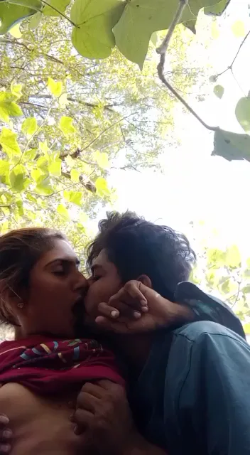 हॉट मुस्लिम गर्ल ने पब्लिक पार्क में बूब्स दबाए देसी सेक्स वाली हिंदी ब्लू फिल्म — screenshot 2