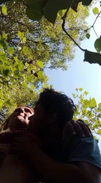 हॉट मुस्लिम गर्ल ने पब्लिक पार्क में बूब्स दबाए देसी सेक्स वाली हिंदी ब्लू फिल्म — screenshot 4