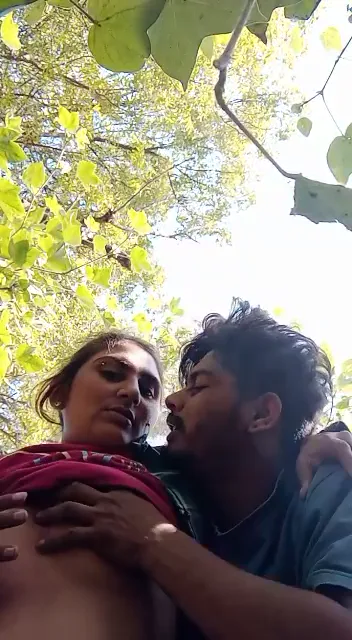 हॉट मुस्लिम गर्ल ने पब्लिक पार्क में बूब्स दबाए देसी सेक्स वाली हिंदी ब्लू फिल्म — screenshot 5
