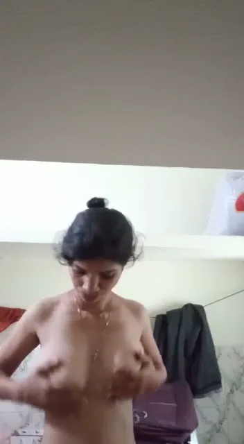 दुबली पतली भाभी के बड़े बड़े दूध दबाकर चूसा देसी भाभी सेक्स वीडियो — screenshot 2