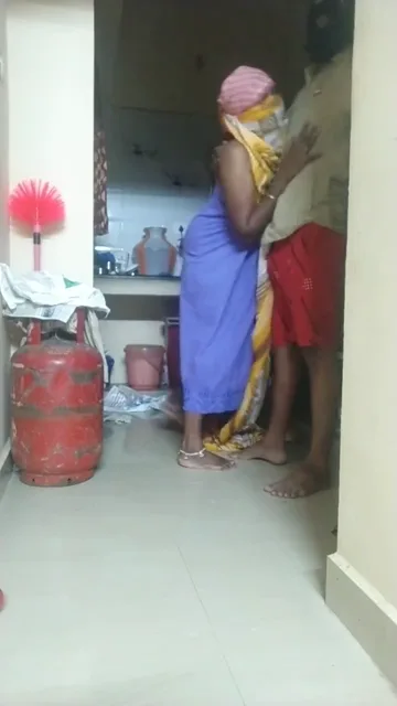 सिर्फ पेटिकोट पहनी कन्नडा आंटी के साथ पड़ोसी की चुम्मा चाटी सेक्स वीडियो — screenshot 1