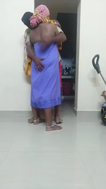 सिर्फ पेटिकोट पहनी कन्नडा आंटी के साथ पड़ोसी की चुम्मा चाटी सेक्स वीडियो — screenshot 3