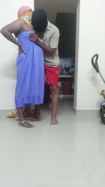 सिर्फ पेटिकोट पहनी कन्नडा आंटी के साथ पड़ोसी की चुम्मा चाटी सेक्स वीडियो — screenshot 4