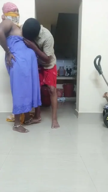 सिर्फ पेटिकोट पहनी कन्नडा आंटी के साथ पड़ोसी की चुम्मा चाटी सेक्स वीडियो — screenshot 5