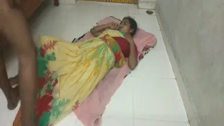 कामवाली बाई और नौकर की देहाती चुदाई का पूरा देसी पोर्न वीडियो — screenshot 1