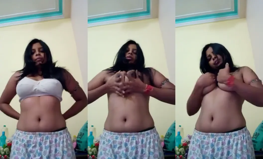 कमीज निकालकर मिडिल क्लास लड़की अपने बड़े निप्पलों को हाथों से छेड़ती हुई देसी सेक्स वीडियो