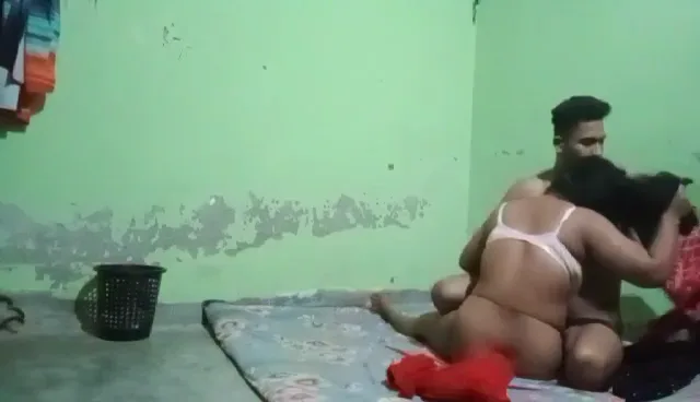 देसी विलेज भाभी की चूत देवर जी ने जोरदार चोदकर शांत की ब्लू फिल्म वीडियो — screenshot 1