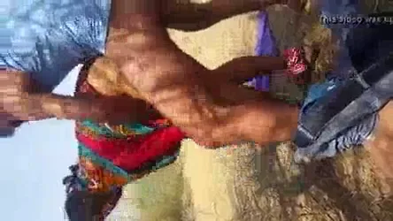 अंकल ने बीवी को खेतों में चुदवाया और पूरा सेक्स वीडियो बनाया देसी बीएफ