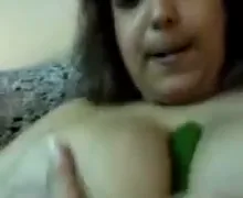 चुदासी आंटी ने ककड़ी चूसकर अपनी चूत में डाली देसी आंटी सेक्स वीडियो — screenshot 2
