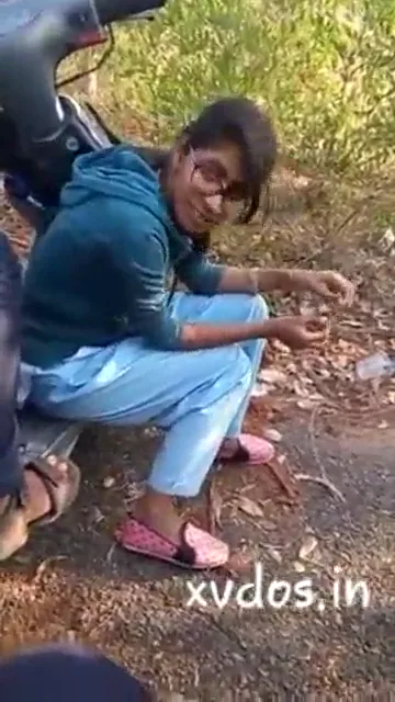 तेलुगु सेक्सी लड़की दोस्तों के सामने बॉयफ्रेंड से जोरदार किसिंग और रोमांस करती हुई वीडियो — screenshot 1