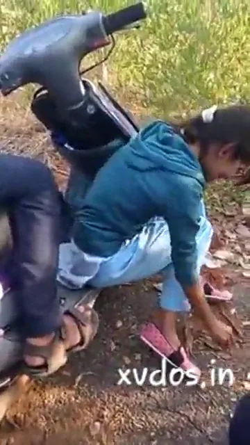 तेलुगु सेक्सी लड़की दोस्तों के सामने बॉयफ्रेंड से जोरदार किसिंग और रोमांस करती हुई वीडियो — screenshot 2