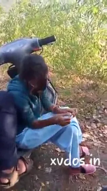 तेलुगु सेक्सी लड़की दोस्तों के सामने बॉयफ्रेंड से जोरदार किसिंग और रोमांस करती हुई वीडियो — screenshot 3
