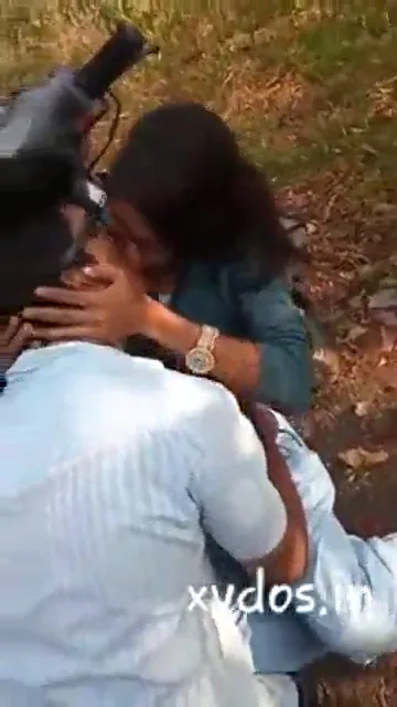 तेलुगु सेक्सी लड़की दोस्तों के सामने बॉयफ्रेंड से जोरदार किसिंग और रोमांस करती हुई वीडियो — screenshot 5